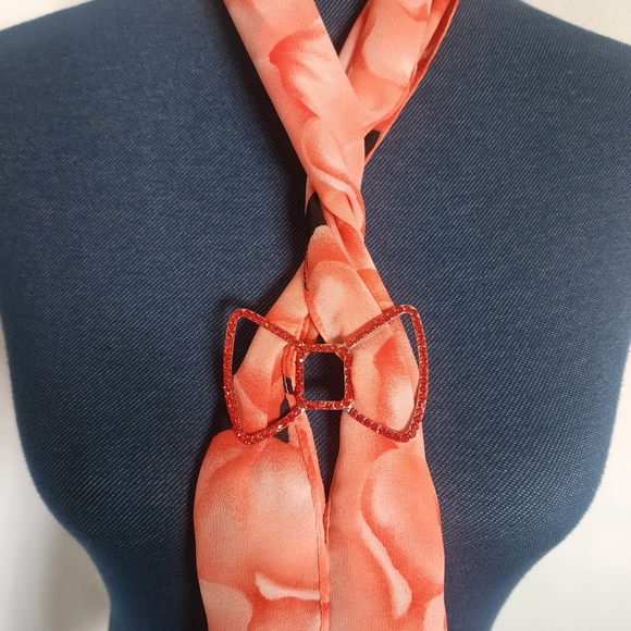 Red Crystal Bow Shape Scarf Ring - Picture 4 of 4